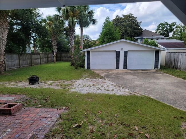 Building Photo - Beautiful cottage in East Hill area!