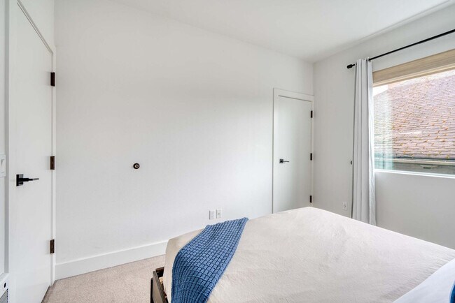 Building Photo - 4980 N Vancouver Ave