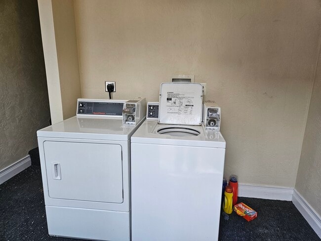 Building Photo - 246 S St Clair St