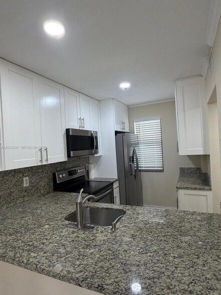 Building Photo - 8443 Royal Palm Blvd