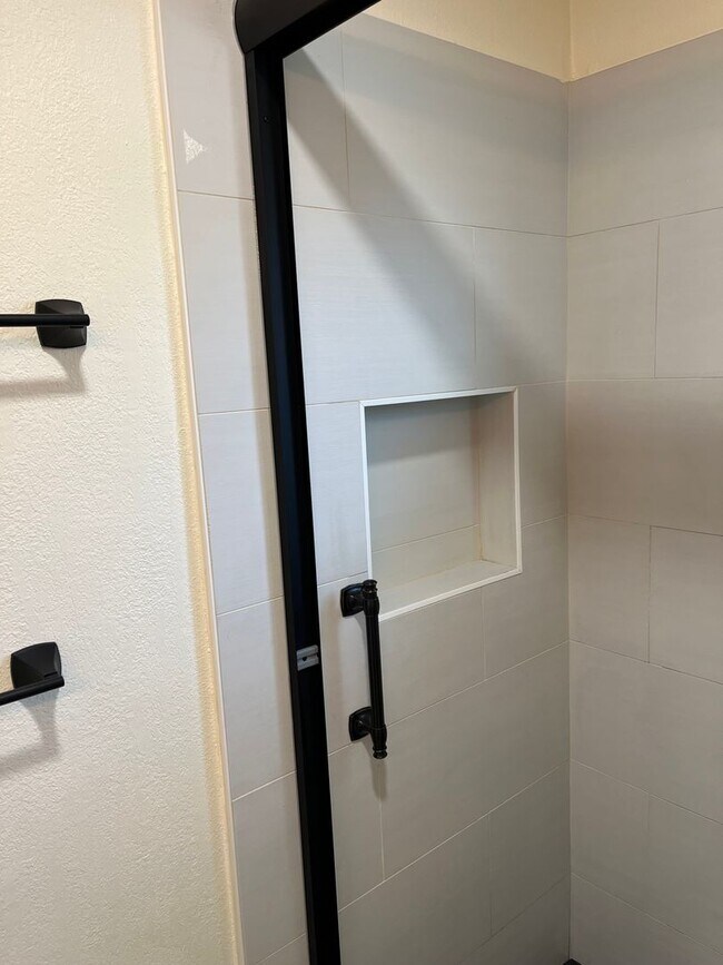 Building Photo - Beautifully Renovated 2 Bed / 1 Bath in Compton!