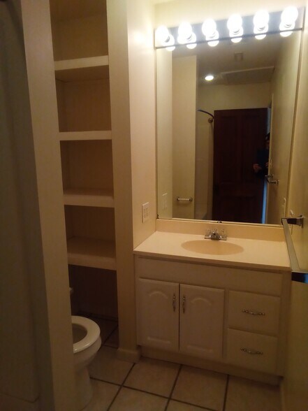 Building Photo - 914 Front St