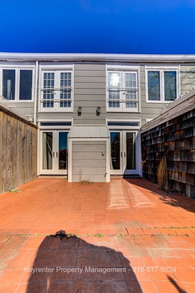 Building Photo - 2 Bed 2.5 Bath Right off Cherry Street!!