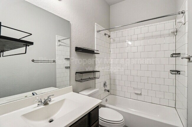 Building Photo - 10208 High Noon Dr