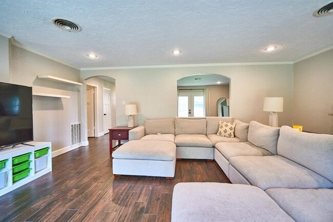 Building Photo - 5506 Dumfries Dr