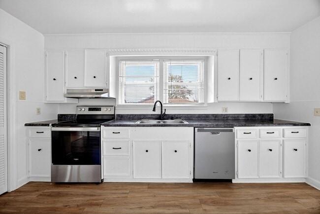 Building Photo - AVAILABLE NOW! ALL-BRICK RANCH IN WEST COLUMBIA!