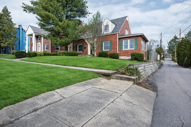 Building Photo - 109 W Poplar St