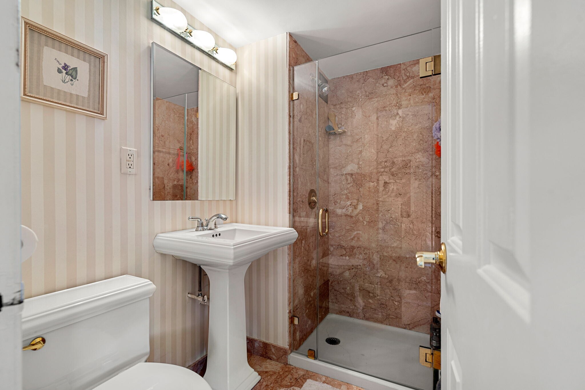 Building Photo - 2 Hawthorne Pl