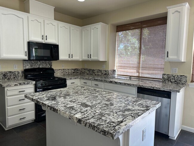 Building Photo - Beautiful 3 bedroom, 2.5 bath two story home