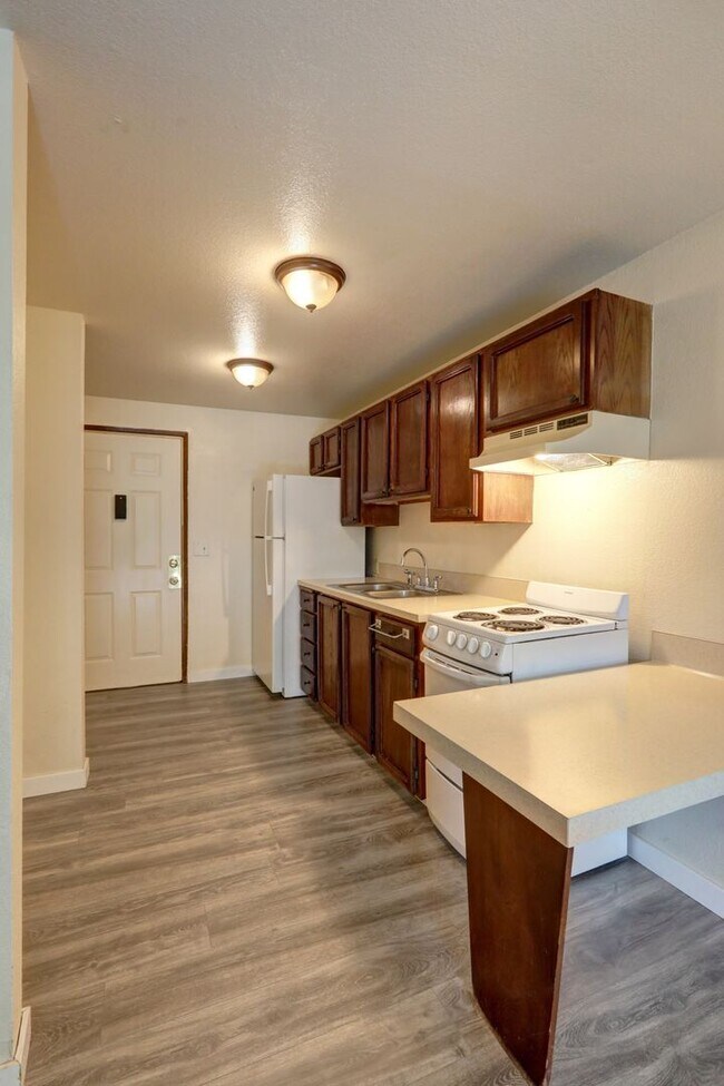 Building Photo - $500 Visa Card Plus 1 Month Free!! Nice Corner Unit Studio Apartment, Great Location!