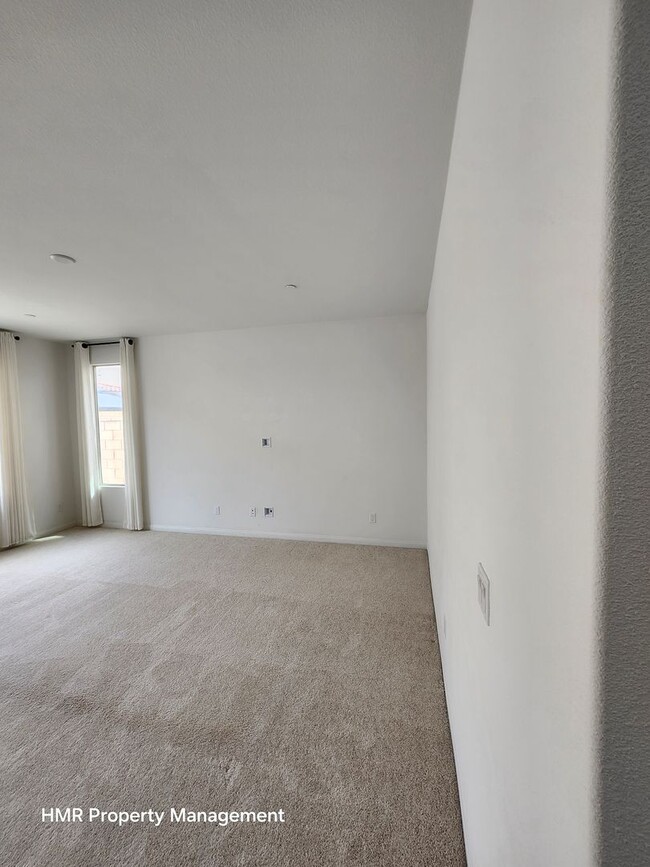 Building Photo - Beautiful two story 5 bedroom in ontario R...