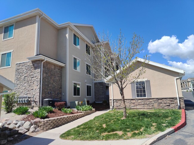 Building Photo - Charming 3-Bed, 2-Bath Condo - One Month F...
