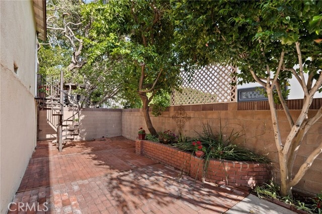 Building Photo - 2616 N Poinsettia Ave