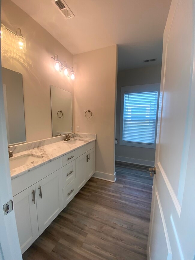 Building Photo - 137 Marblehead Dr