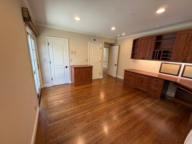 Building Photo - 831 Columbia Dr