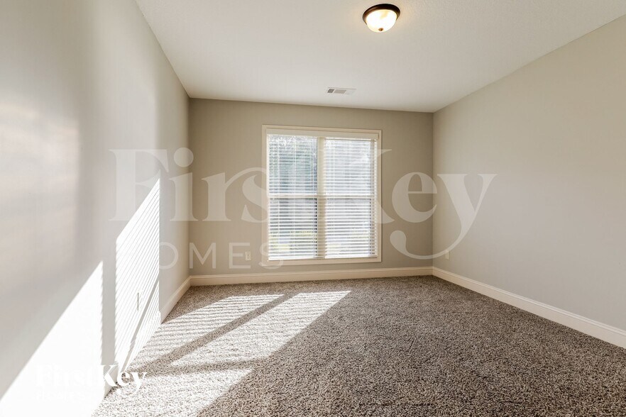 Building Photo - 1028 Lake Vista Dr