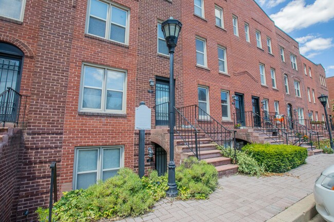 Building Photo - Charming 1 BR/1 BA Condo in Capitol Hill!