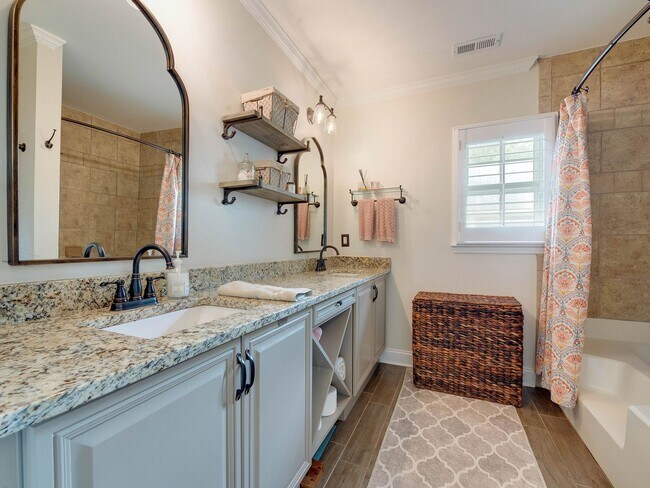 Building Photo - A picture perfect cottage home ready for you with community pool!