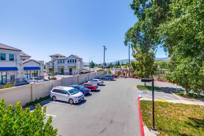 Building Photo - Excellent 4 Bed 2.5 Bath Town Home!