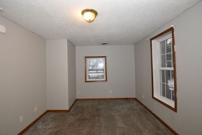 Building Photo - MIshawaka near Universities and shopping