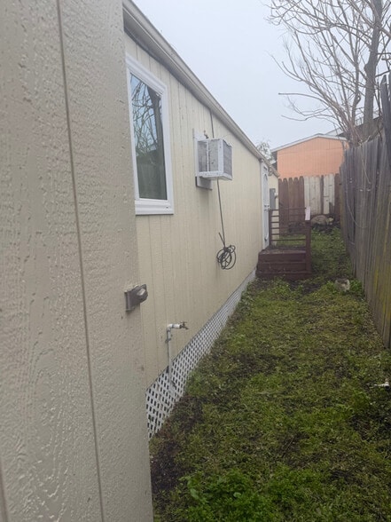 Building Photo - 6563 Brentwood Blvd