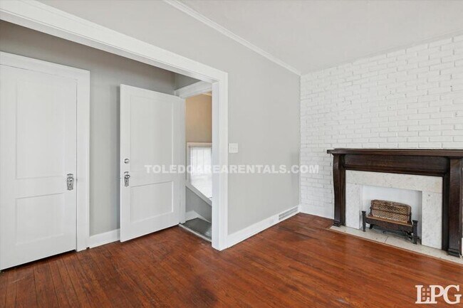 Building Photo - 4138 N Lockwood Ave