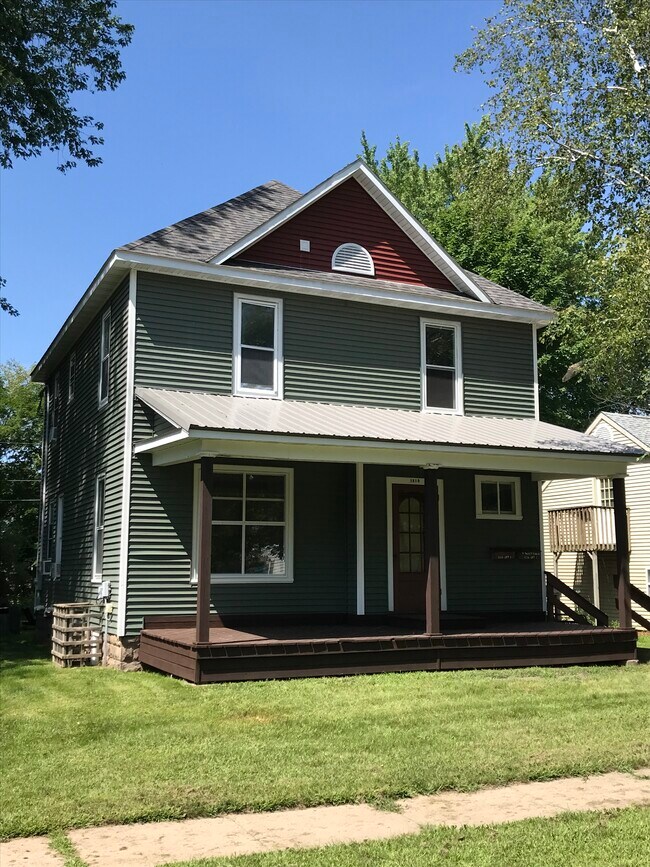 Building Photo - 1215 7th St E