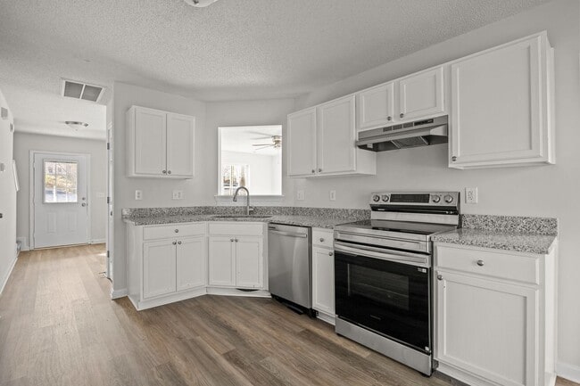 Building Photo - Updated 3BR Home with Garage, Pet Friendly!