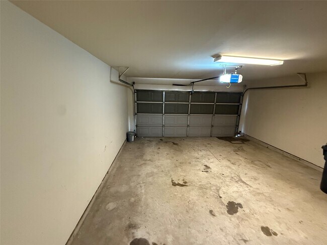 Building Photo - 3039 Legends York Dr