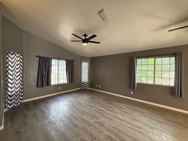 Building Photo - 3 Bedroom 2 Bathroom Home