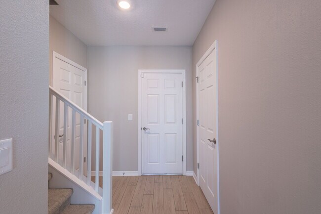 Building Photo - Gorgeous 3-Bed/2.5-Bath Townhome in Treves...