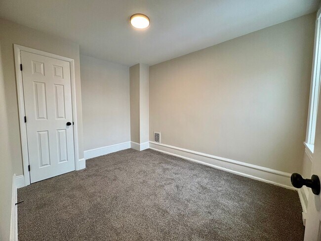 Building Photo - 320 S Ann St