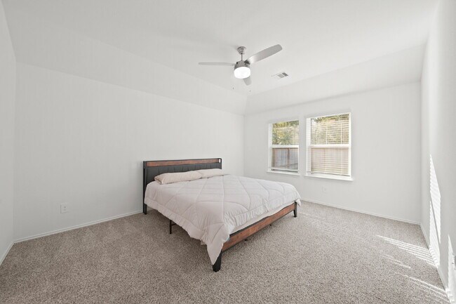 Building Photo - "Charming 4-Bed Sanctuary with Granite Elegance in Magnolia!"