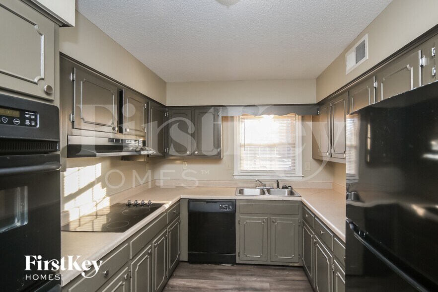 Building Photo - 6000 Macleod Dr