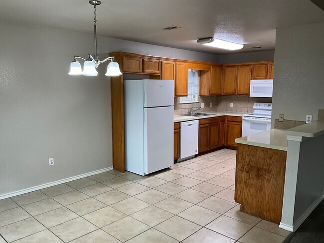 Building Photo - 10220 Lilac Ln