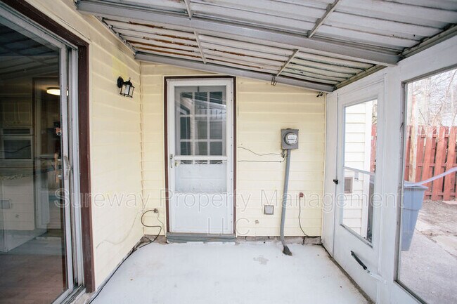 Building Photo - 16 Radnor Ct