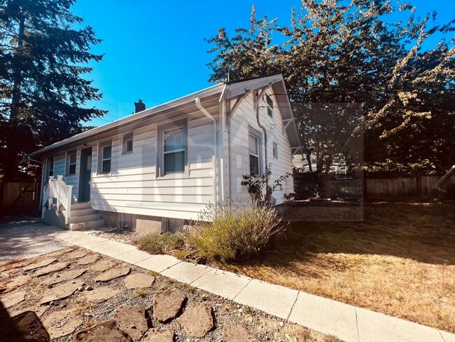 Building Photo - Adorable and well maintained North Tacoma ...