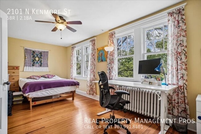 Building Photo - 2101 N Kenmore St