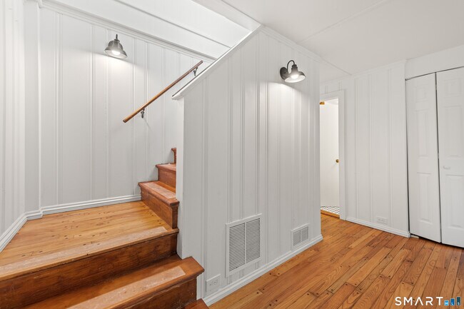 Building Photo - 527 Danbury Rd