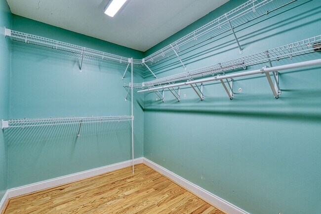 Building Photo - 210 Rivermill Ct