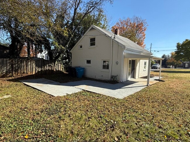 Building Photo - 2608 Dorchester Dr NW