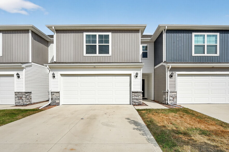 Building Photo - 2541 SE Hawkins Dr