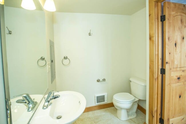 Building Photo - 4 bed/ 3 bath University Rental House ($3,...