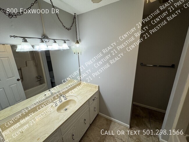 Building Photo - 800 Foxwood Dr