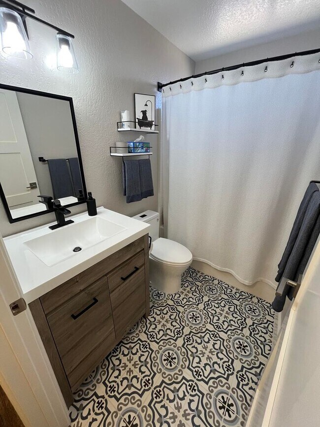 Building Photo - ****Move In Special**** $300 off 1st Month...