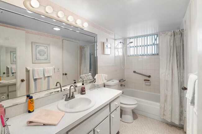 Building Photo - 1333 E Hallandale Beach Blvd