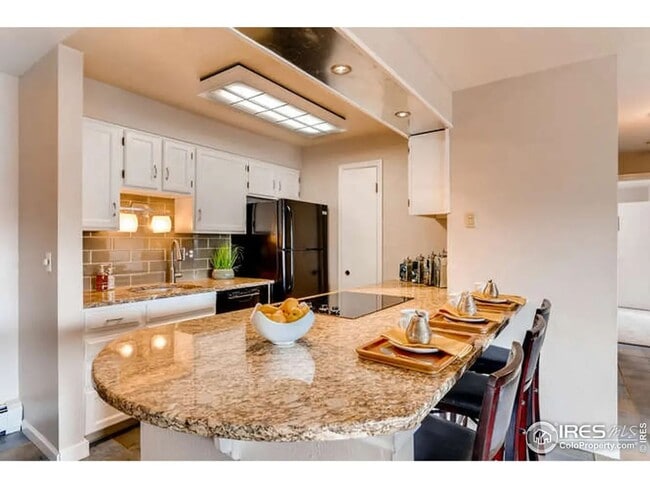 Building Photo - Furnished or Unfurnished Updated 2 Bed 2 B...