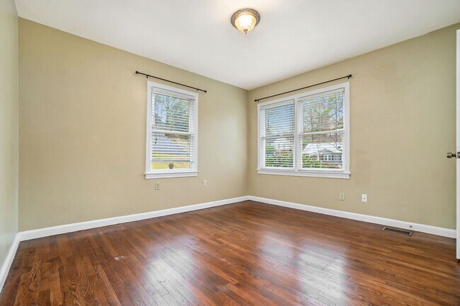 Building Photo - 3 bdrm, 2 bath in Dearborn Park