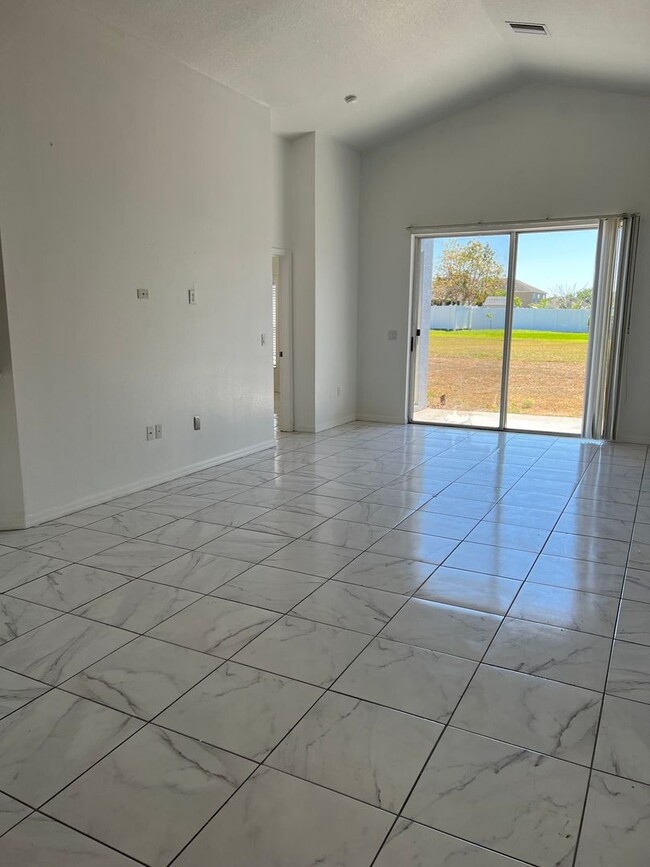 Building Photo - 4 Bedroom 3 Bath Single Family Home