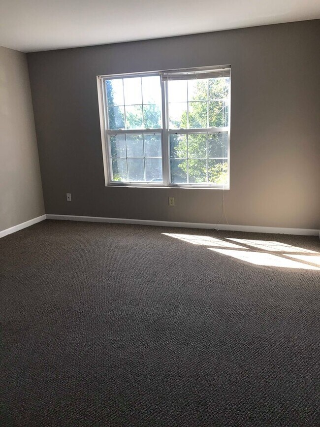 Building Photo - 108 Pine Tree Path